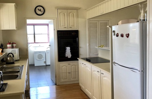 Bowman Farm House | Dam It Getaway- Homestead