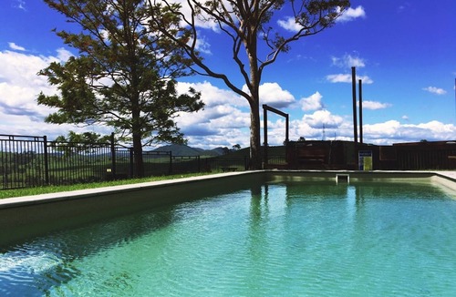 Bowman Farm House | Dam It Getaway- Homestead