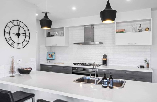 Mansfield House | Dan's Rise - With luxurious pool