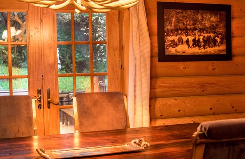 Fort Calhoun House | Dancing Bear Lodge-Log Cabin Getaway
