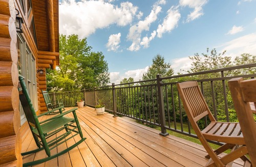 Fort Calhoun House | Dancing Bear Lodge-Log Cabin Getaway