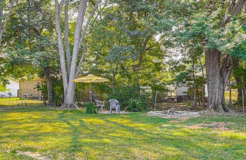 Henderson House | Dandys Getaway with Fire Pit and Yard in Henderson