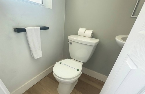 North Beach Apartment | Dania Beach 1BR | Steps to Ocean + Parking