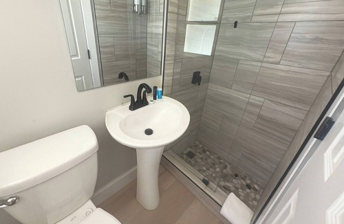 North Beach Apartment | Dania Beach 1BR | Steps to Ocean + Parking