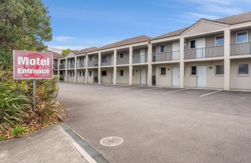 Flat Bush Hotel | Dannemora Motor Inn