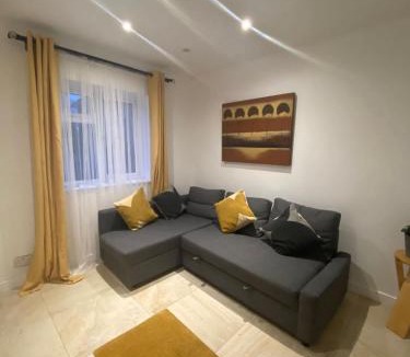 Eltham West House | Dannifar Guest House