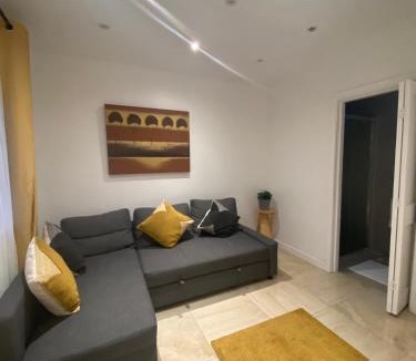 Eltham West House | Dannifar Guest House
