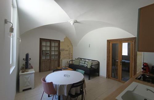 Montfrin Apartment | Dans maison de maître, appartement indépendant.