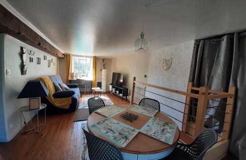 Saint-Pryve-Saint-Mesmin Apartment | Dans moulin au bord de l'eau, Appartement chaleureux