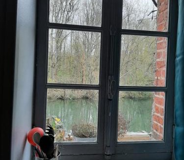 Saint-Pryve-Saint-Mesmin Apartment | Dans moulin au bord de l'eau, Appartement chaleureux