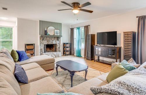 Daphne House | Daphne Home w/Deck: Close to Beaches & Parks!