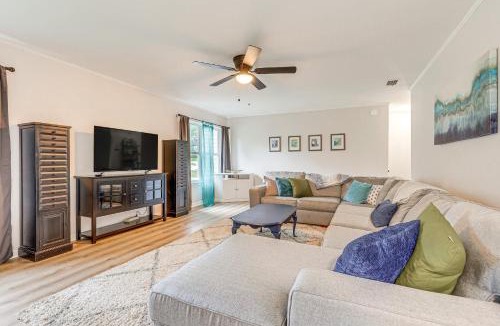 Daphne House | Daphne Home w/Deck: Close to Beaches & Parks!