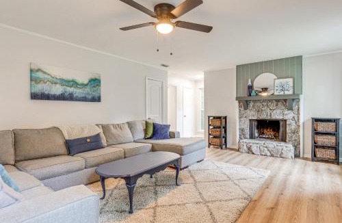Daphne House | Daphne Home w/Deck: Close to Beaches & Parks!