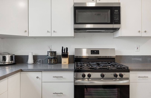 Southeastern Sacramento House | Dapper 2-Bedroom Abode: Chic & Cozy