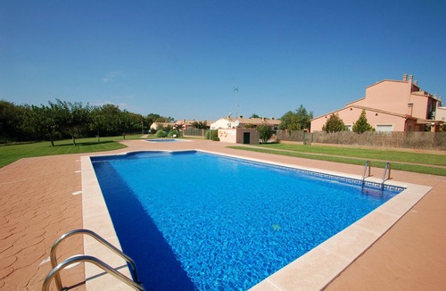 Mas Pinell Ski Chalet | Daró 2D 135 - A/C, Pool, Sat TV