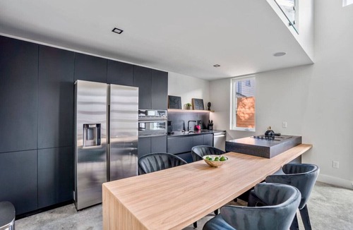 East Downtown Houston House | Dark loft · The O’Four Lofts - Midnight Lux