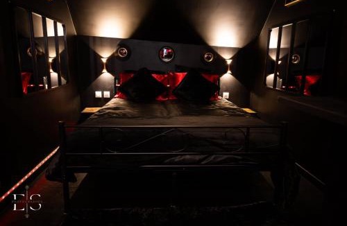 Saint-Omer Hotel | Dark love room
