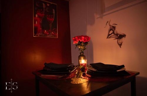 Saint-Omer Hotel | Dark love room