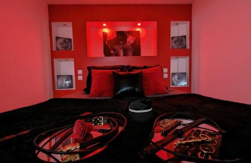 Villeneuve-de-la-Raho Apartment | Dark Room Perpignan aux 50 nuances Jacuzzi Privé