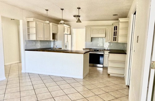 Kempner House | Dark Sky Estate: 3 King Beds l 3 Acres l Sleeps 12