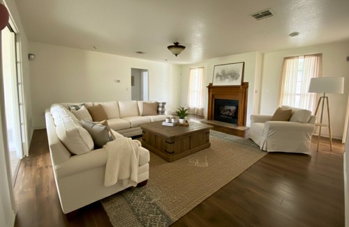 Kempner House | Dark Sky Estate: 3 King Beds l 3 Acres l Sleeps 12