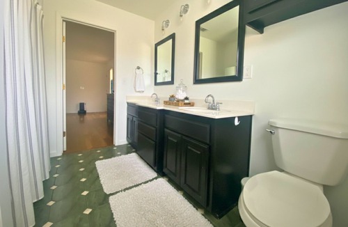 Kempner House | Dark Sky Estate: 3 King Beds l 3 Acres l Sleeps 12