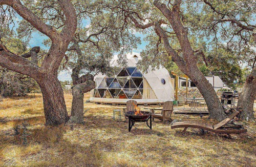 San Marcos Cabin | Darksky Stargazing Dome on 11 Acre Wildlife Preserve | Cozy Glamping Retreat with Bathroom & Shower