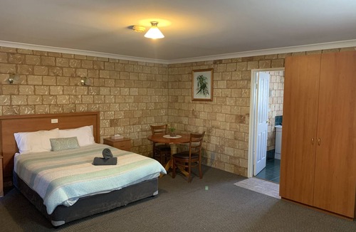 Bourke Hotel | Darling River Motel