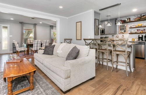 Fredericksburg Hotel | Das Crow Haus | 3/2 | Pet Friendly | Fire-pit + Grill + Hot Tub