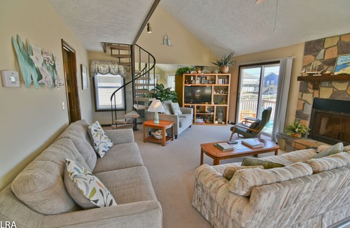 Surf City House | Daughtry: Sun, Sand & Coastal Comfort