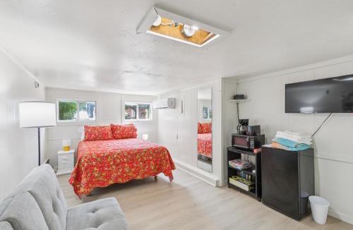 Monticello Hotel | Dave's Last Resort Lakeside - Long Stay Discount - Comfy Cabin 5