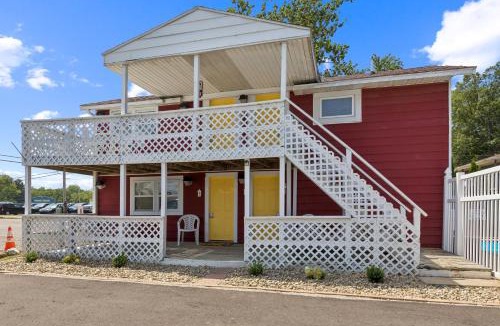 Monticello Hotel | Dave's Last Resort Lakeside - Long Stay Discount - Comfy Cabin 5