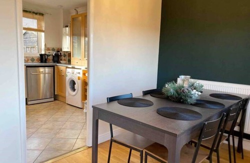 Rothwell House | Davis House 5 Beds Sleeps 6