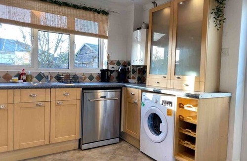 Rothwell House | Davis House 5 Beds Sleeps 6