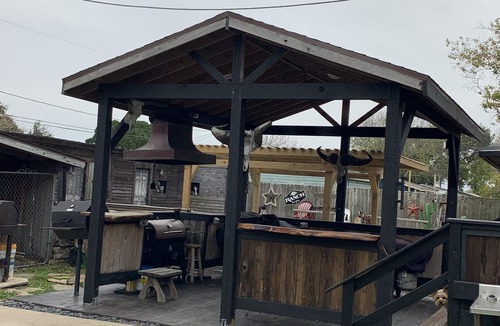 South Side Cottage | DAWG HOUSE quiet get away centrally located in Corpus Christi