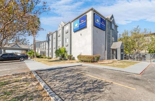 San Antonio Hotel | Day Inn by Wyndham San Antonio Downtown