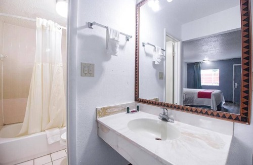Elkhart Hotel | Day lite inn