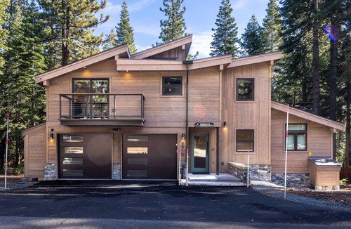 Ridgewood House | Daybreak by Tahoe Getaways - New Remodel w/Private Hot Tub