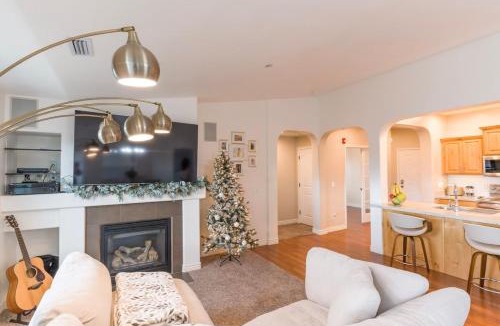 Daybreak Apartment | Daybreak Gateway - Skiing, Office & Views