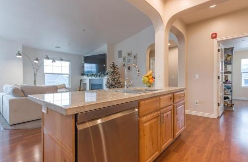 Daybreak Apartment | Daybreak Gateway - Skiing, Office & Views