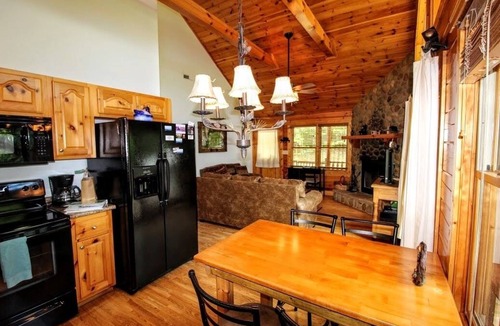 Murphy Cabin | DAYBREAK LOG GETAWAY - NEW HOT TUB!