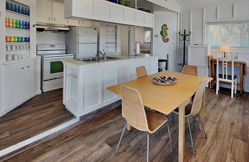 Pirates Beach House | Daydreamer | Pet-Friendly & Walk to Beach