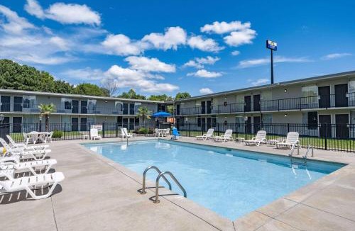 Oxford Hotel | Days Inn and Suites by Wyndham Oxford