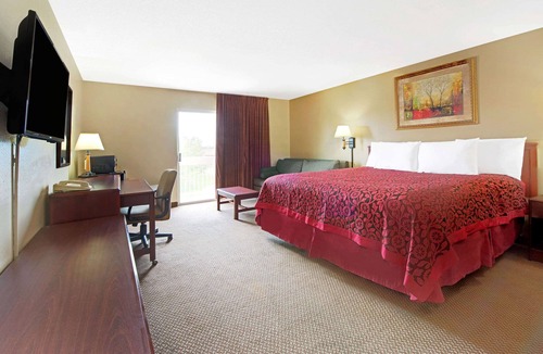 Maryland Heights Hotel | Days Inn and Suites by Wyndham St. Louis/Westport Plaza