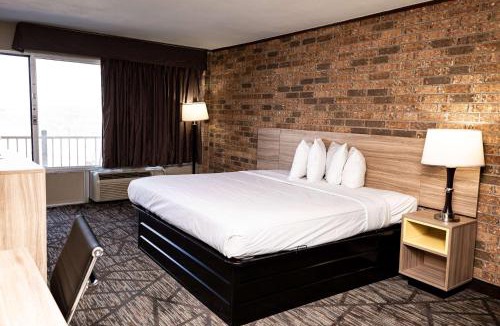 Salado Hotel | Days-Inn by Wyndham Batesville AR
