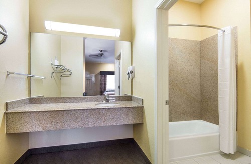 Baytown Hotel | Days Inn by Wyndham Baytown East