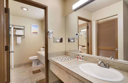 Orchard District Hotel | Days Inn by Wyndham Bend