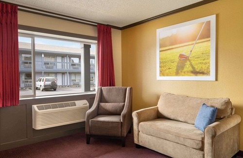 Orchard District Hotel | Days Inn by Wyndham Bend