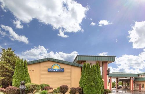 Salem Hotel | Days Inn by Wyndham Black Bear