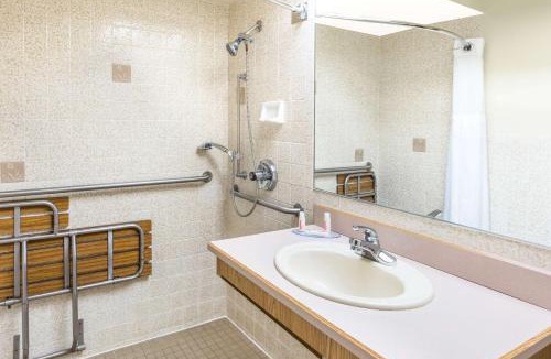 Salem Hotel | Days Inn by Wyndham Black Bear